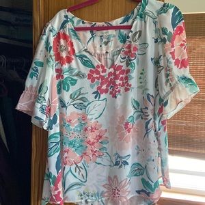 V neck shirt with short sleeves